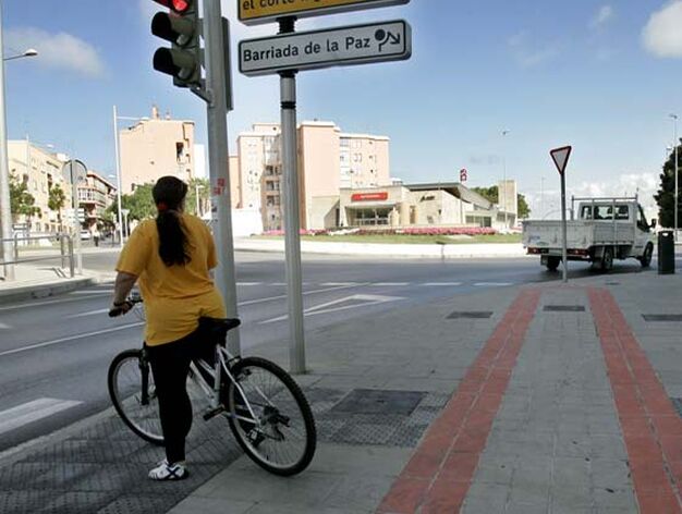 Algunos ciclistas optan por cruzar y continuar por la Avenida o calles paralelas. 

Foto: Lourdes de Vicente