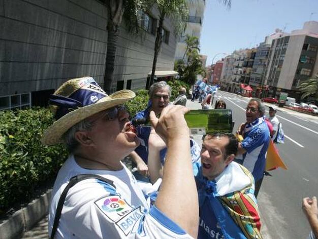 Ambientazo entre los aficionados azulinos por las calles de Tenerife horas previas al choque.

Foto: Pascual