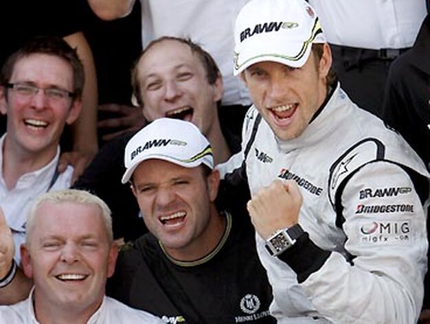 Barrichello (en el centro) y Button (a la derecha) celebran con el equipo Brawn GP la victoria del segundo.

Foto: AFP Photo / Reuters / EFE