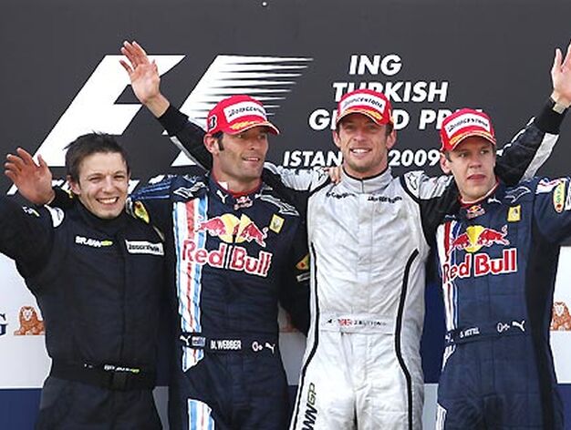 Peter Bonnington, miembro del equipo de Brawn GP, junto a Webber, Button y Vettel.

Foto: AFP Photo / Reuters / EFE