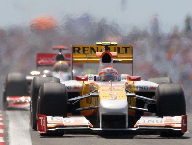Alonso, perseguido por Hamilton (McLaren).

Foto: AFP Photo / Reuters / EFE