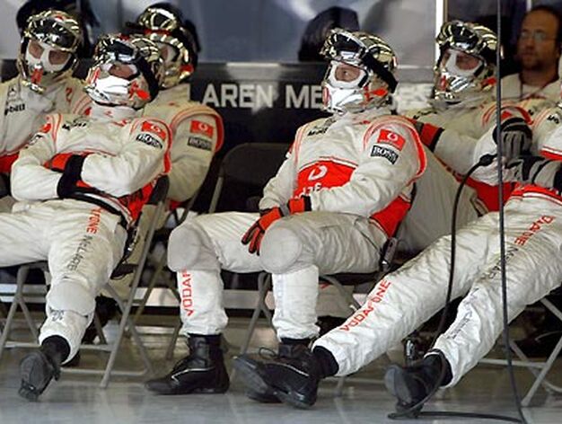 Los mec&aacute;nicos de McLaren, a la espera.

Foto: AFP Photo / Reuters / EFE