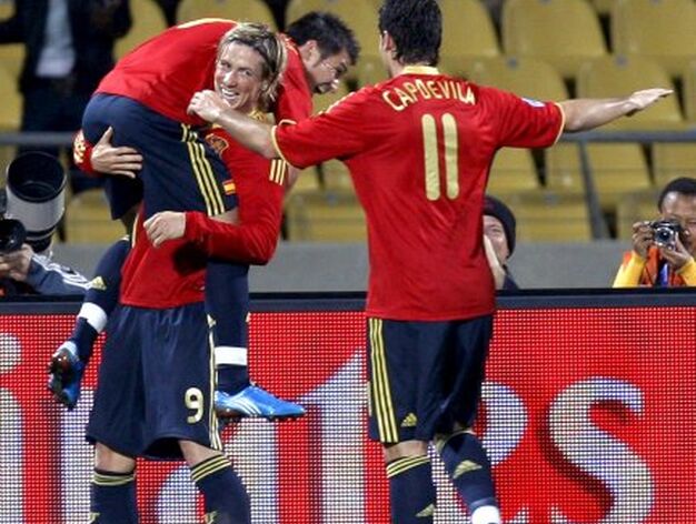 Capdevila, incombustible en las subidas por la banda izquierda durante todo el encuentro, celebra con Torres su segundo gol.