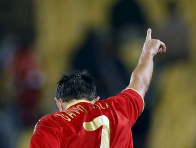 Villa levanta el dedo para reivindicarse tras su gol, el quinto de la selecci&oacute;n.
