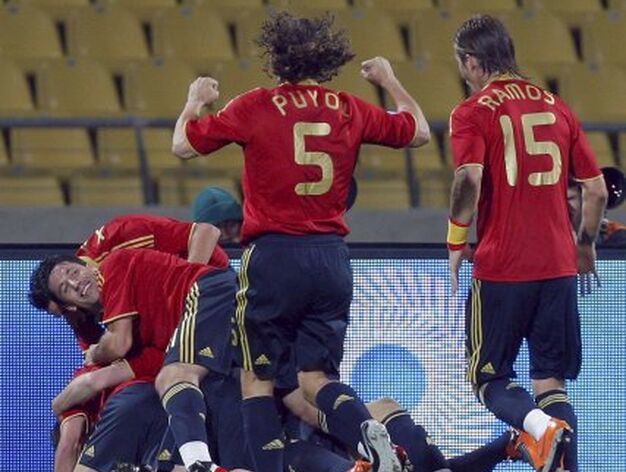 Los jugadores espa&ntilde;oles hacen una pi&ntilde;a para celebrar el primer gol de Fernando Torres.