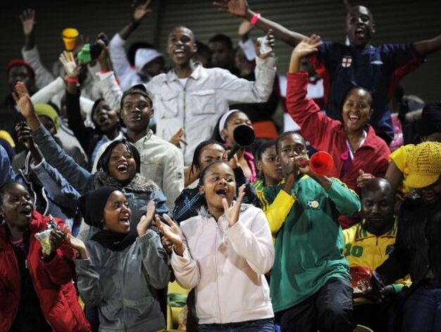 Los ni&ntilde;os sudafricanos animan a la selecci&oacute;n espa&ntilde;ola desde las gradas.