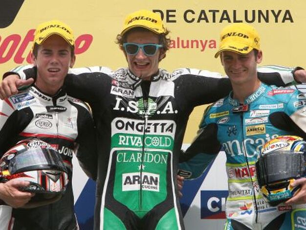 Los pilotos de 125 cc Andrea Iannone (c), Nico Terol (i) y Sergio Gadea celebran en el podio el primero, segundo y tercer puesto, respectivamente

Foto: Efe