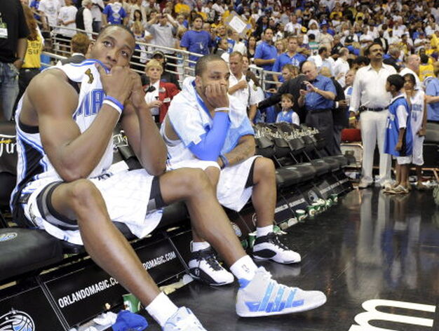 Howard y Nelson observan como los jugadores de los Lakers celebran el campeonato.
