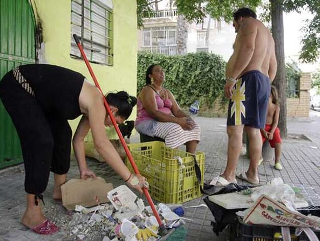 Una joven recoge la basura hallada en la puerta de su vivienda.

Foto: Antonio Pizarro