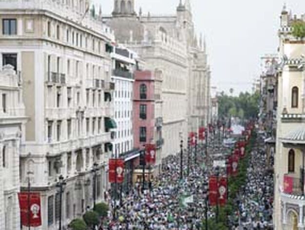 Miles de b&eacute;ticos en la Avenida.

Foto: Antonio Pizarro / Juan Carlos Mu&ntilde;oz