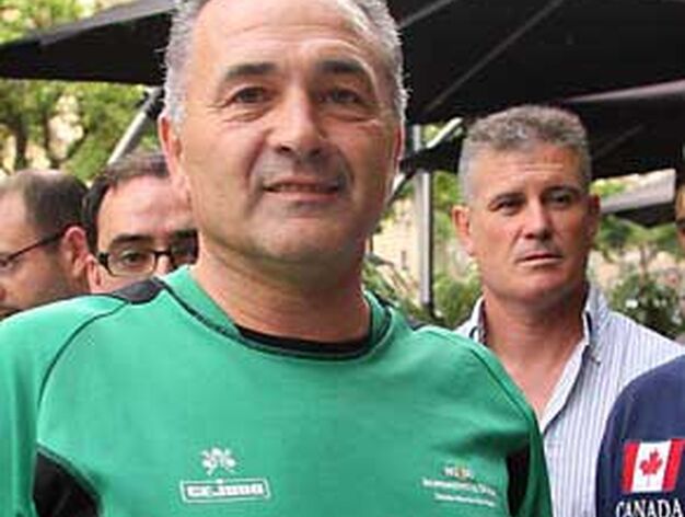 Rafael Gordillo, con una camiseta dedicada al fallecido jugador del Betis Quico, con Parra detr&aacute;s.

Foto: Antonio Pizarro / Juan Carlos Mu&ntilde;oz