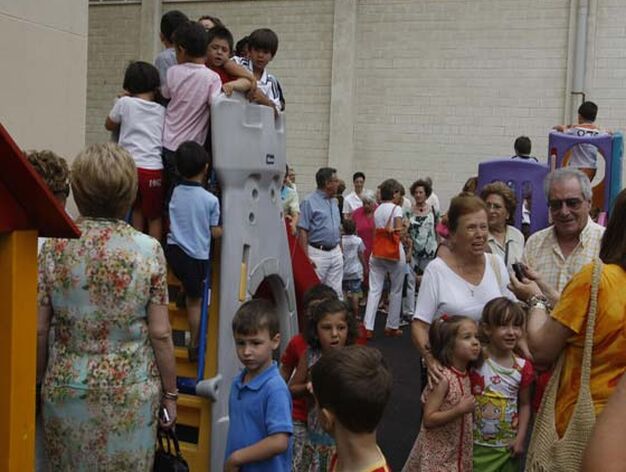 El colegio San Felipe Neri organiz&oacute; unas jornadas de puertas abiertas para los abuelos de sus alumnos, donde se les invit&oacute; a desayunar y a visitar las instalaciones. 

Foto: Jose Braza
