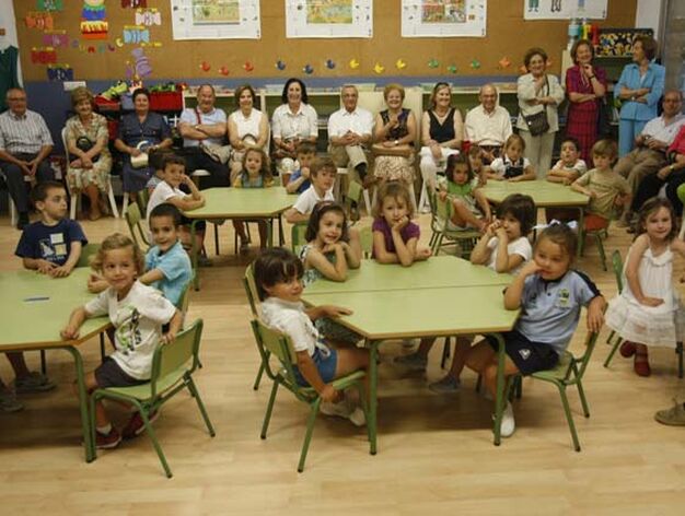 El colegio San Felipe Neri organiz&oacute; unas jornadas de puertas abiertas para los abuelos de sus alumnos, donde se les invit&oacute; a desayunar y a visitar las instalaciones. 

Foto: Jose Braza
