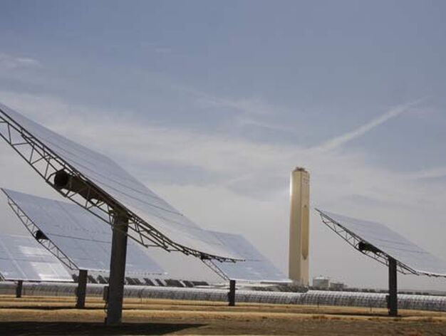 La planta "Eureka", ubicada en la plataforma "Sol&uacute;car" en Sanl&uacute;car la Mayor, ocupa un campo solar de 5.000 m2 y consta de una torre donde se aloja el receptor del sobrecalentador experimental.

Foto: Victoria Hidalgo