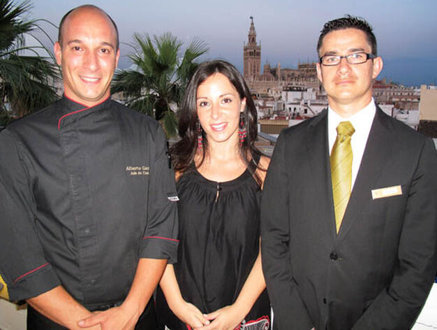 El maitre Sergio Puntivero, Tamara Crespo, y Alberto Garrido, chef ejecutivo del Restaurante El Mirador.

Foto: Victoria Ram&iacute;rez