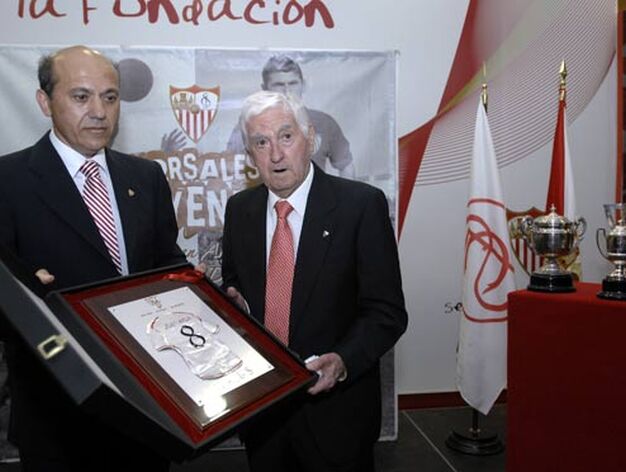 Juan Arza recive su galardon de la mano del presidente sevillista.

Foto: Manuel G&oacute;mez