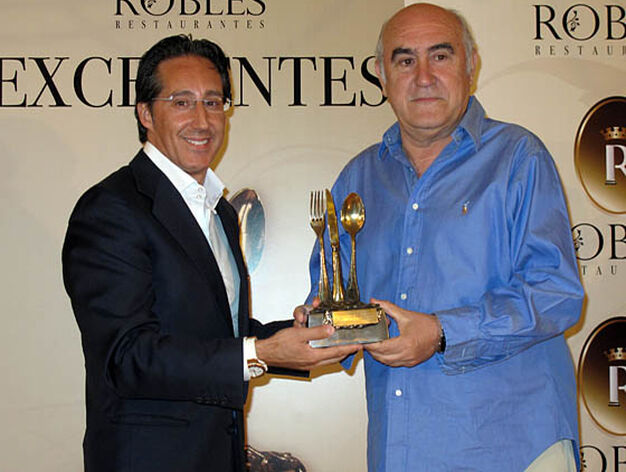 Pedro Robles entrega el galard&oacute;n al periodista Jos&eacute; Antonio S&aacute;nchez Ara&uacute;jo.

Foto: Victoria Ram&iacute;rez