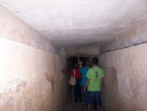Puerta apuntalada en el interior del dolmen de La Pastora.