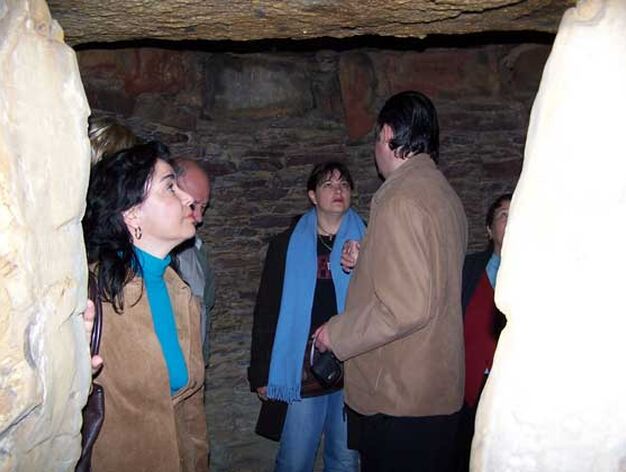 Visitantes en el interior del dolmen.