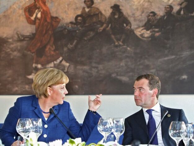 La canciller alemana, Angela Merkel conversa con el presidente ruso Dmitry Medvedev  durante el almuerzo.

Foto: EFE