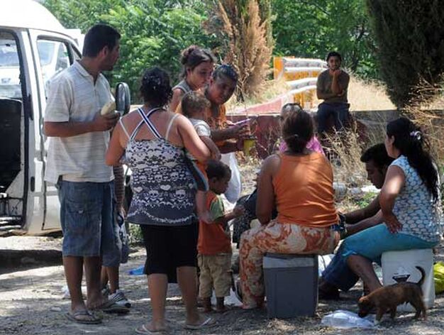 Una familia almuerza en un descampado mientras esparn ver cual ser&aacute; su destino definitivo.

Foto: Juan carlos V&aacute;zquez