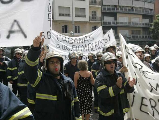 Unos 150 funcionarios del Consorcio radicalizaron sus acciones en el edificio de los sindicatos y en la Diputaci&oacute;n

Foto: Lourdes de Vicente