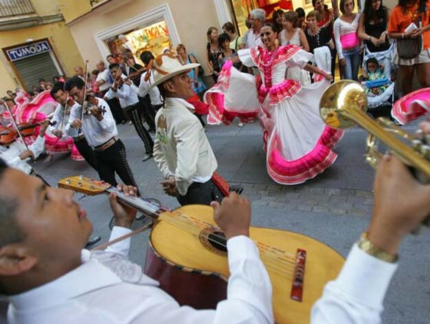El Festival de Folklore llen&oacute; de color y jolgorio las calles de C&aacute;diz 

Foto: Jesus Marin