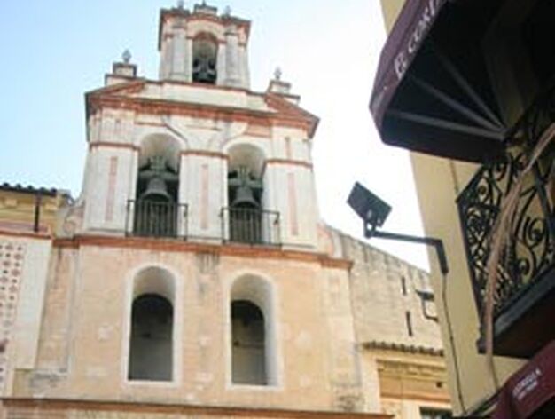 Vista frontal de la fachada de la Iglesia en la que se aprecia el campanario.

Foto: Bel&eacute;n Vargas