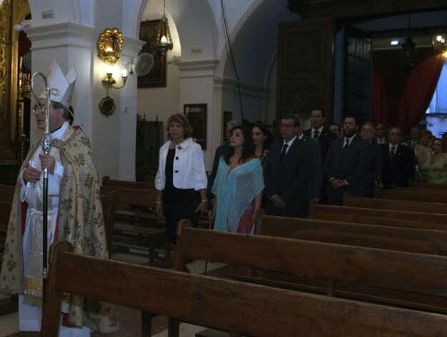 Procesi&oacute;n de entrada de las autoridades precedidas por el arzobispo coadjutor de Sevilla

Foto: Rafael Salido