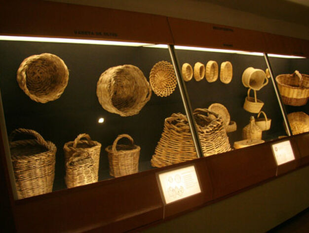 Diferentes modelos de cestas de mimbre expuestas en una de las vitrinas 

Foto: Bel?Vargas
