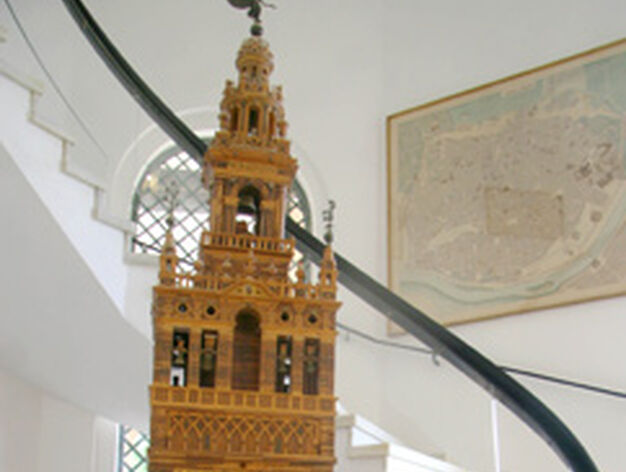 Giralda a escala junto a la escalera de caracol que une las dos plantas principales del Museo de Artes y Costumbres

Foto: Bel?Vargas