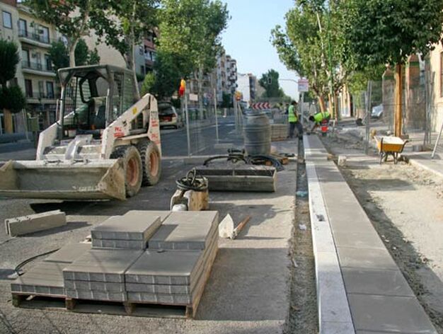 M&aacute;quina excavadora y nuevo pavimento que ir&aacute; colocado en el carril bici de Cruz del Campo./ Bel&eacute;n Vargas