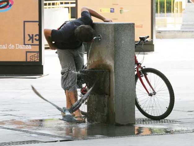 Un joven para su bicicleta para refrescarse en una de las fuentes p&uacute;blicas instaladas por la ciudad.

Foto: Victoria Hidalgo/Juan Carlos V&aacute;zquez