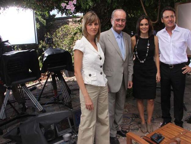 El equipo de informativos de Antena 3 junto con Francisco de la Torre en la Alcalzaba, escenario desde el que se emitir&aacute; el programa.
FOTO:Javier Albi&ntilde;ana