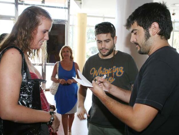 Los hermanos Estopa firman un aut&oacute;grafo a una de sus fans de la capital malague&ntilde;a durante su visita al Museo Municipal.