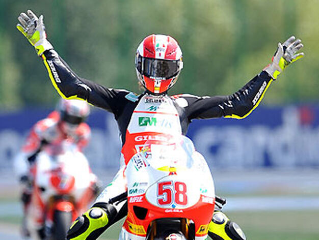 Marco Simoncelli celebra su victoria en 250 cc.

Foto: AFP Photo