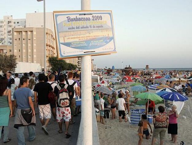 Un cartel anuncia que las barbacoas est&aacute;n acotadas a los m&oacute;dulos 1 a 5 de la playa Victoria. 

Foto: Lourdes de Vicente