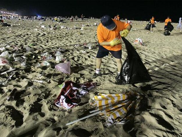 Un operario de limpieza recoge basuras de la arena. 

Foto: Lourdes de Vicente