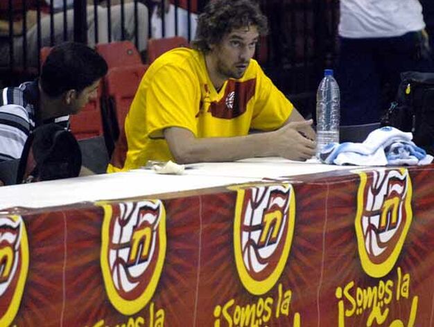 Pau Gasol observa sentado a sus compa&ntilde;eros.

Foto: Manuel G&oacute;mez