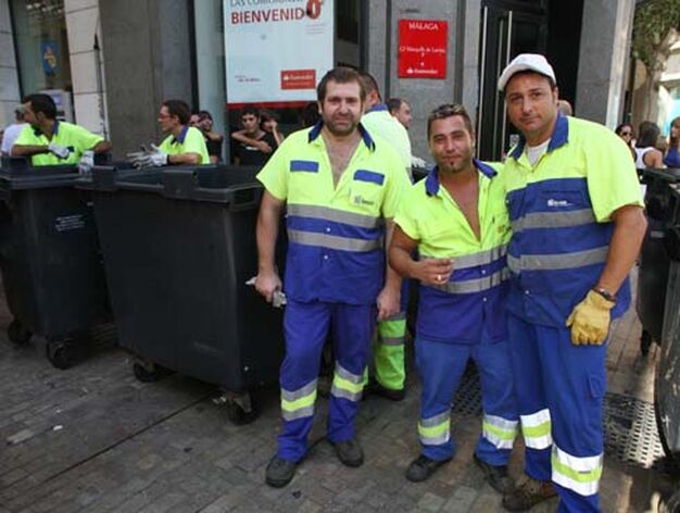 Trabajadores de limpieza en calle Larios.
