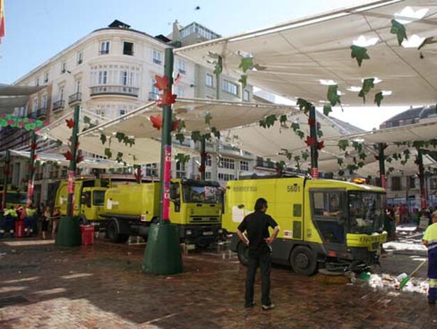 Los camiones de Limasa realizan labores de limpieza despu&eacute;s de la Feria.