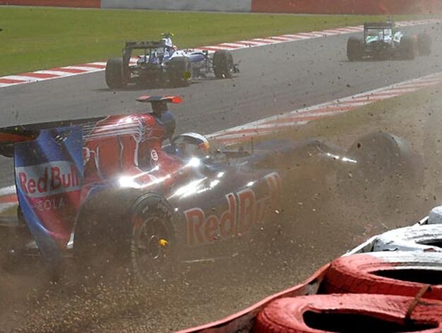 El piloto espa&ntilde;ol de Toro Rosso Jaime Alguersuari se sale de la pista tras chocar con Lewis Hamilton (McLaren) y Jenson Button (Brawn GP).

Foto: Afp Photo / Reuters / Efe