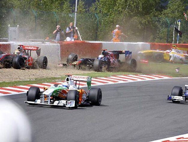 Otra vista del accidente entre Hamilton, Alguersuari y Grosjean.

Foto: Afp Photo / Reuters / Efe