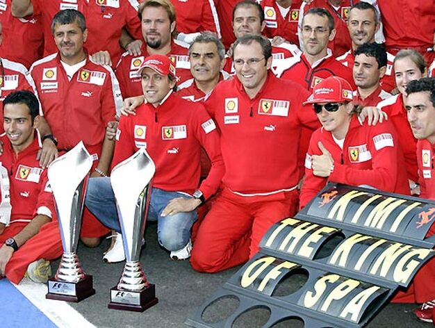 Raikkonen celebra su victoria junto a los mec&aacute;nicos de Ferrari.

Foto: Afp Photo / Reuters / Efe
