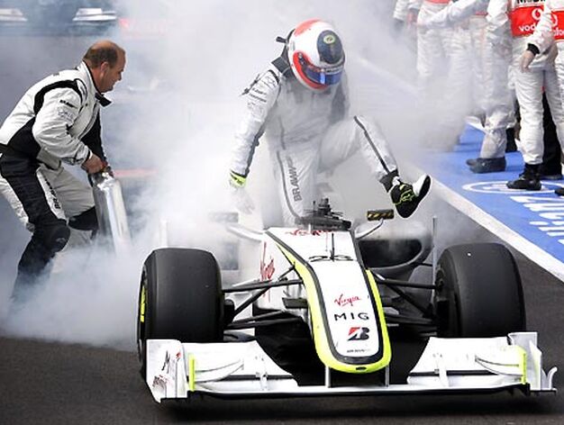 Rubens Barrichello (Brwan GP) recorri&oacute; las &uacute;ltimas vueltas con una aver&iacute;a en el motor de su coche, que termin&oacute; incendi&aacute;ndose, aunque pudo terminar la carrera.

Foto: Afp Photo / Reuters / Efe