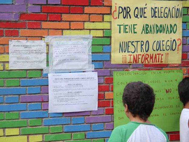 Pancartas en se&ntilde;al de protesta colgadas en los muros de alrededor del patio del colegio.

Foto: B.Vargas