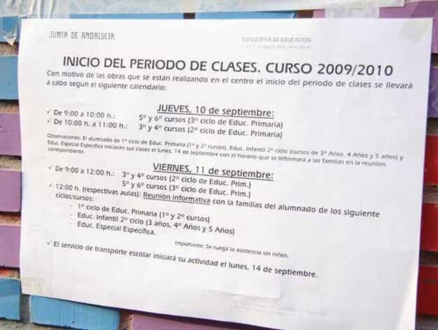 Un cartel a las puertas del colegio avisa del inicio escalonado del curso 2009/2010.

Foto: B.Vargas