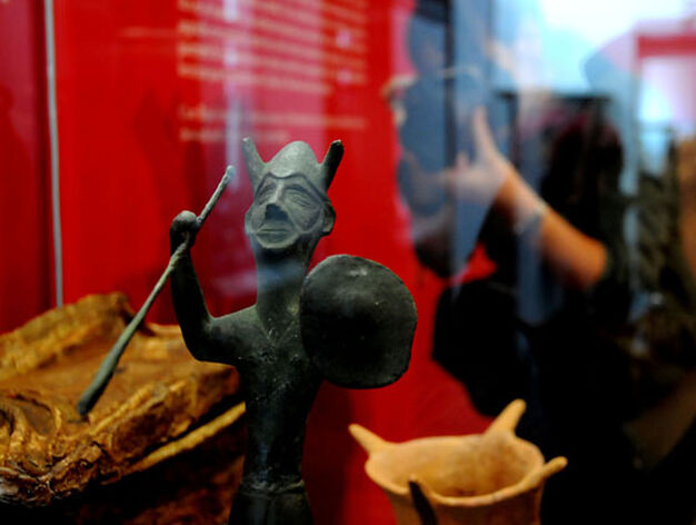 Una de las esculturas presentes en la muestra 'Carambolo. 50 a&ntilde;os de un tesoro'.

Foto: Juan Carlos V&aacute;zquez