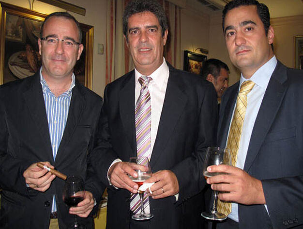 Fernando Garc&iacute;a Vargas, Jos&eacute; Guerra Montoya y Mariano Manteca, del Grupo Altadis.

Foto: Victoria Ram&iacute;rez