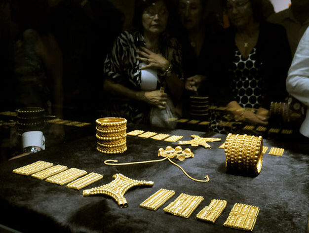 Varios visitantes observan las piezas originales del tesoro.

Foto: Juan Carlos V&aacute;zquez